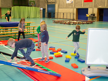 Sporta Team organiseert Bewegingsschool voor jonge kinderen, speelbos vol hindernissen